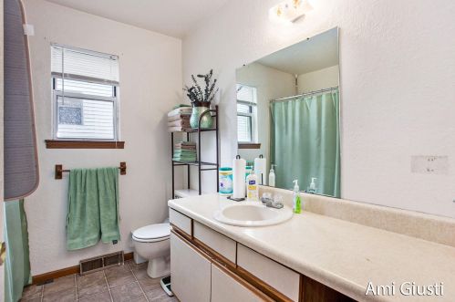 1900 Burton, Grand Rapids MI 49506-4620 exterior