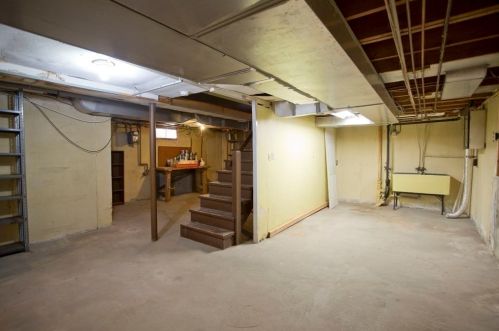 111 Laurel Rd, West Springfield MA 01089-3004 exterior