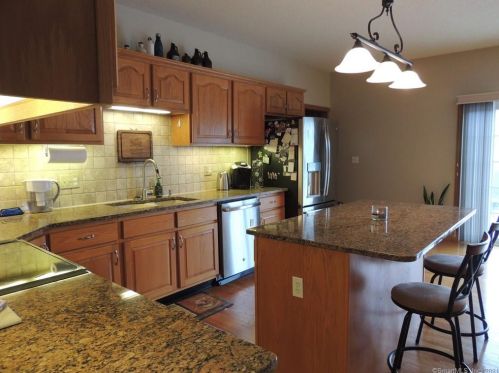 5 Patricks Ct, Wallingford CT  06492-2691 exterior