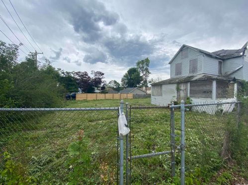 69 11 St, Huntington Station NY 11746-1728 exterior