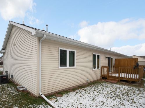 1953 Wild Oak Dr, Manitowoc WI 54220 exterior