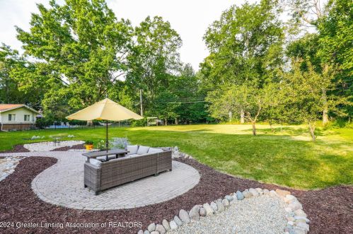 1053 Lantern Hl Dr, East Lansing MI 48823-2831 exterior