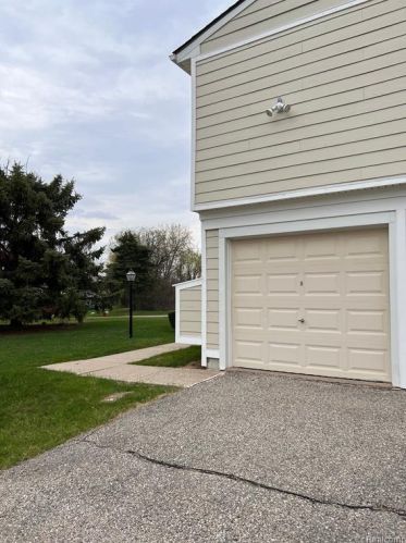 39623 Vlg Wood Ln, Novi MI 48375-4554 exterior