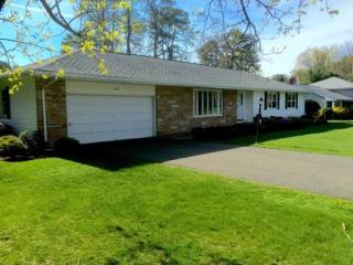 140 Redfern Dr, Springfield MA  01106-1730 exterior