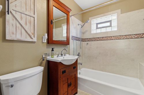 1015 76, Milwaukee WI 53214-3031 exterior