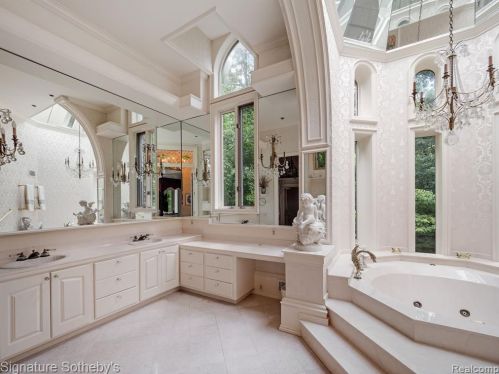 2009 Victoria Hl, Rochester MI exterior