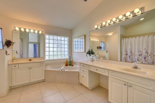 208 River Walk, Fort Pierce FL 34949-8887 exterior