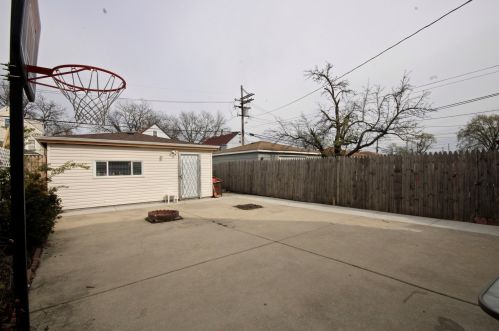 3219 Keeler Ave, Chicago IL 60652-3613 exterior