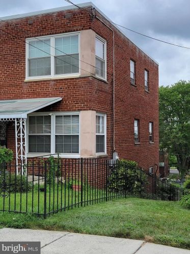 5567 Chillum Pl, Washington, DC 20011-6204