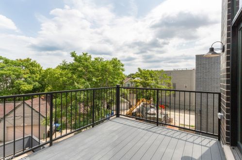 2447 Clybourn Ave, Chicago IL 60614-1918 exterior