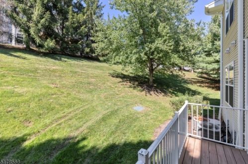 1006 Robin Ct, Green Brook NJ 08812-1737 exterior