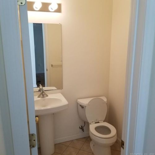 18 Last Leaf Cir, Windsor CT  exterior