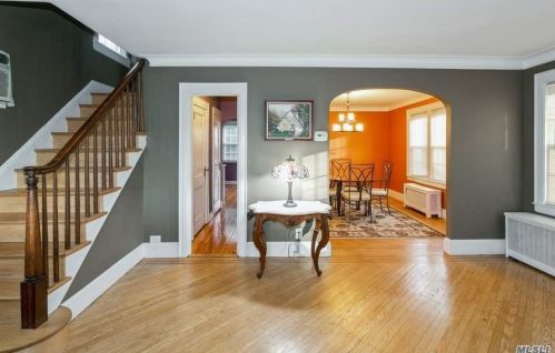 131 Gordon Rd, Valley Stream NY 11581-2108 exterior