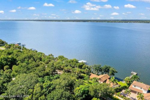 8825 Tropical Trl, Merritt Island FL 32952-4982 exterior