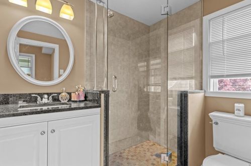 10 Beacon Ter, Middletown RI 02842-4808 exterior