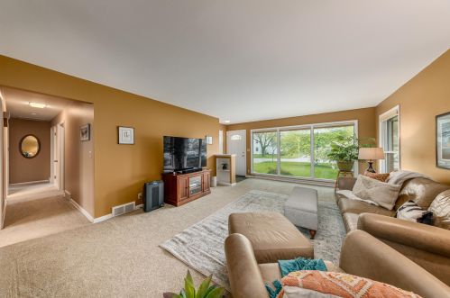 7535 Seneca Rd, Milwaukee WI 53217-3142 exterior