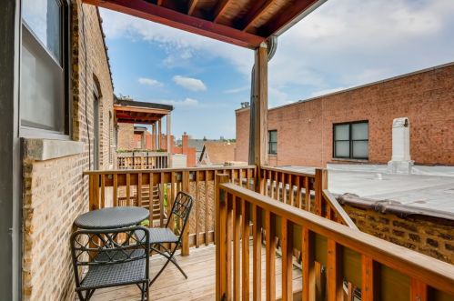 1255 Roscoe St, Chicago IL  60657-1423 exterior