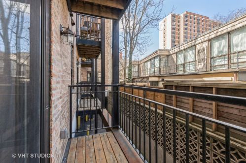 512 Barry Ave, Chicago IL  60657-5417 exterior