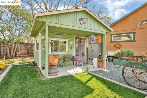 2884 Ln Dr, Concord CA 94518-2106 exterior