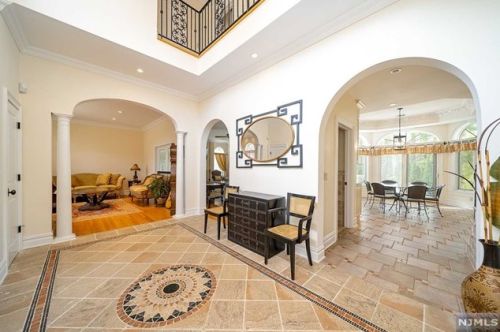 1 Dimmig Ct, Upper Saddle River NJ  07458-2201 exterior