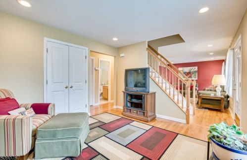 57 Francis St, Iselin NJ 08830-1121 exterior