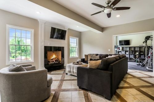 279 North St, Ridgefield CT  06877-2512 exterior