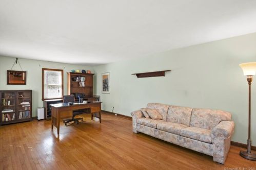 124 Center St, Windsor Locks CT 06096-2708 exterior