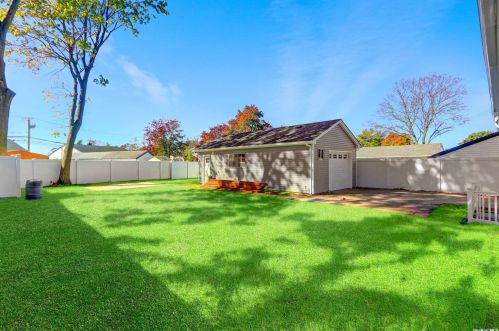 36 Anchor Ct, Babylon, NY 11704-7233