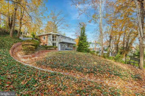 5837 Biscayne Dr, Alexandria VA  22303-1925 exterior