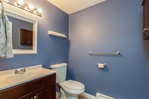 4 Devinne Dr, Concord NH 03301-5900 exterior