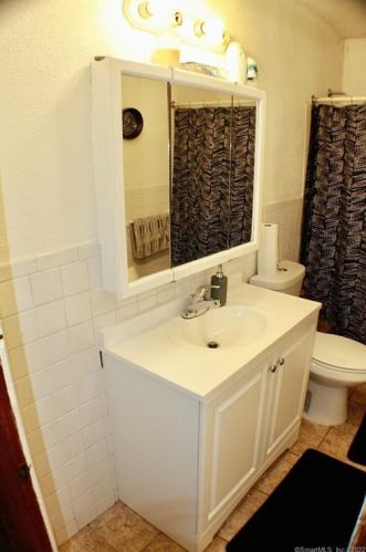 23 Walnut St, Enfield CT 06082-3519 exterior