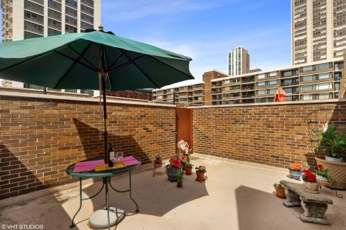 1537 Sandburg Ter, Chicago IL 60610-8052 exterior