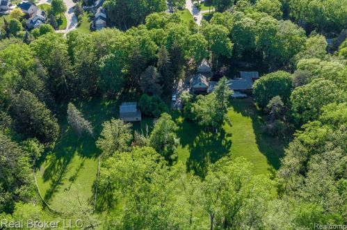 1300 Grandview Dr, Rochester MI 48306-4038 exterior