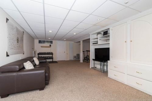 11 Farrar Ln, Ridgefield CT 06877-2406 exterior