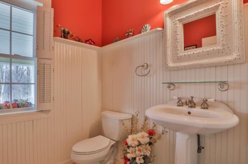 8 Oakmont Dr, Concord NH 03301-6916 exterior