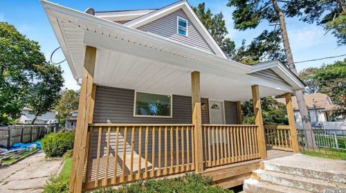 71 8th Ave, Huntington Station, NY 11746-2242