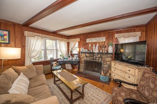 37 Chateau Dr, Huntington Station NY 11747-4131 exterior