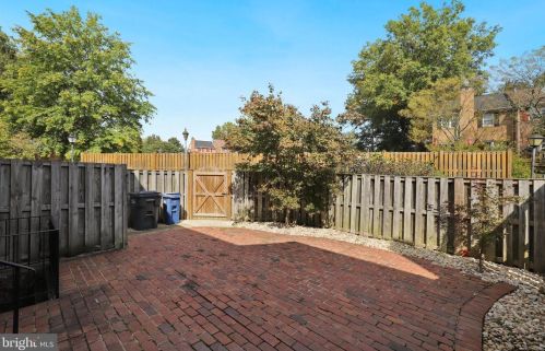 8284 Clifton Farm Ct, Alexandria VA  22306-3265 exterior