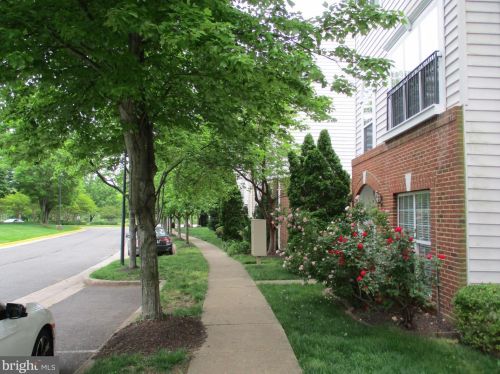 121 Cameron Parke Pl, Alexandria, VA 22304-6435