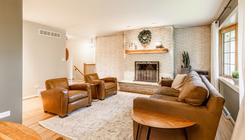 489 South St, Elmhurst, IL 60126-4157