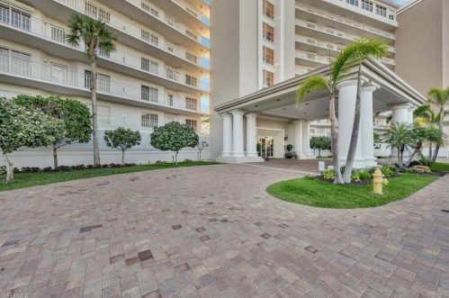 13105 Vanderbilt Dr, Naples FL 34110-6404 exterior