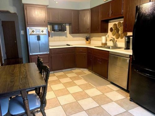 472 1st St, Pittsburgh PA 15227-3800 exterior