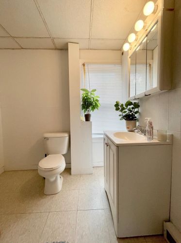 137 Grand Ave, Meskegon MI 49441 exterior