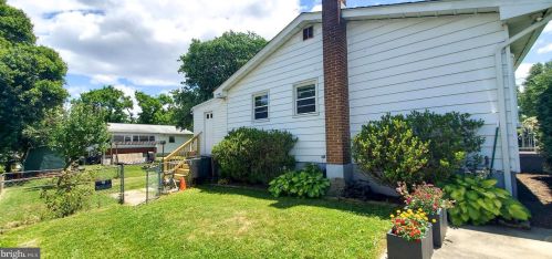 905 1st St, Rockville MD 20850-1444 exterior