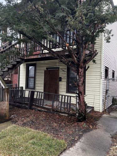 6749 Oakley Ave, Chicago, IL 60636-2405