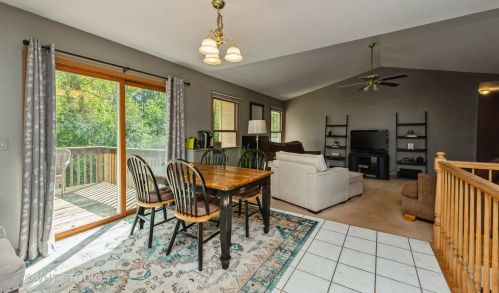 7515 Hickory Grv, Bull Valley IL 60097-8698 exterior