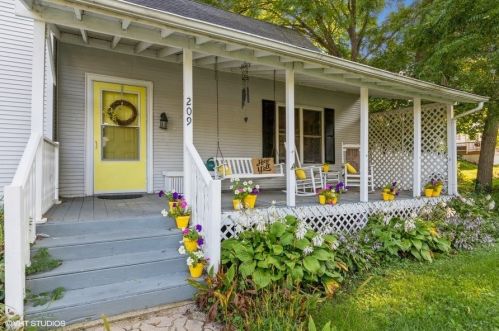 209 Meadow Ave, Bull Valley, IL 60098-2438