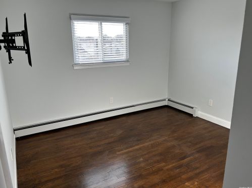 27 Marilyn Ct, Babylon NY  11704-7914 exterior