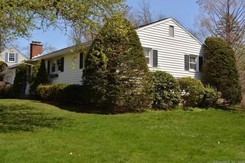 37 Douglas Dr, Enfield CT 06082-2522 exterior