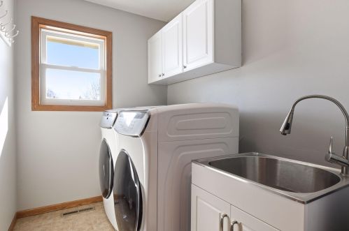 799 Ashley Dr, Chaska MN 55318-1540 exterior